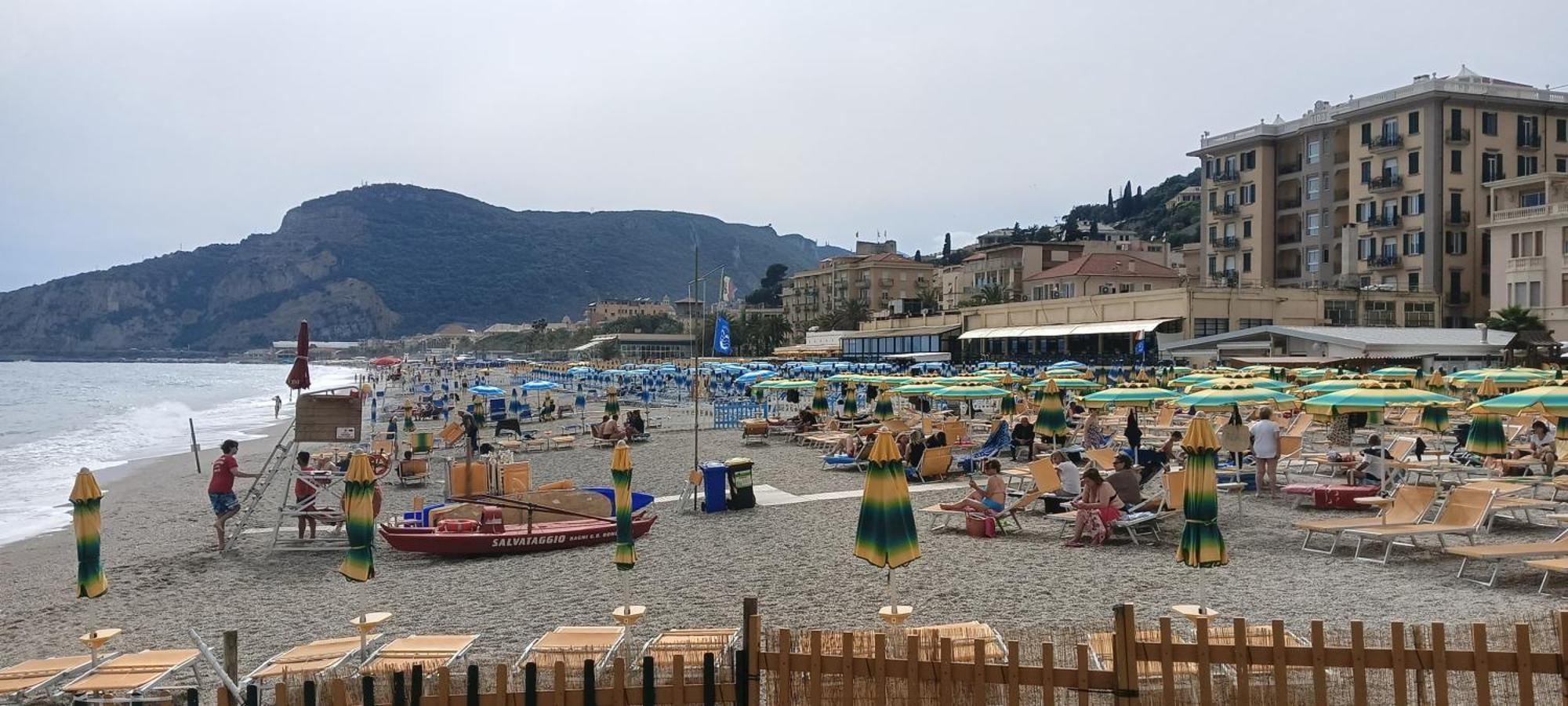 Piccolo Hotel Holiday Center Finale Ligure Exterior foto